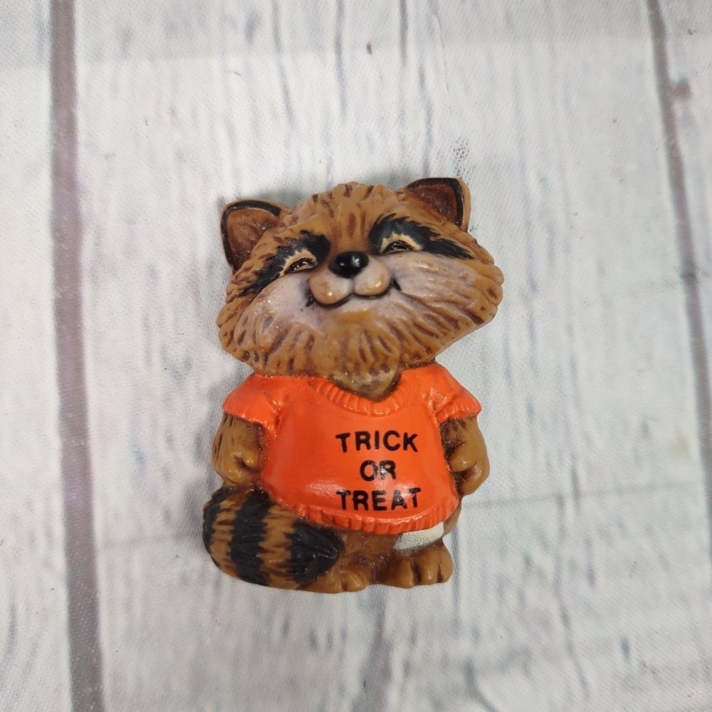 Vtg Hallmark Pin SHIRT TALES RICK RACCOON Trick Or Treat 1982 Brooch Halloween